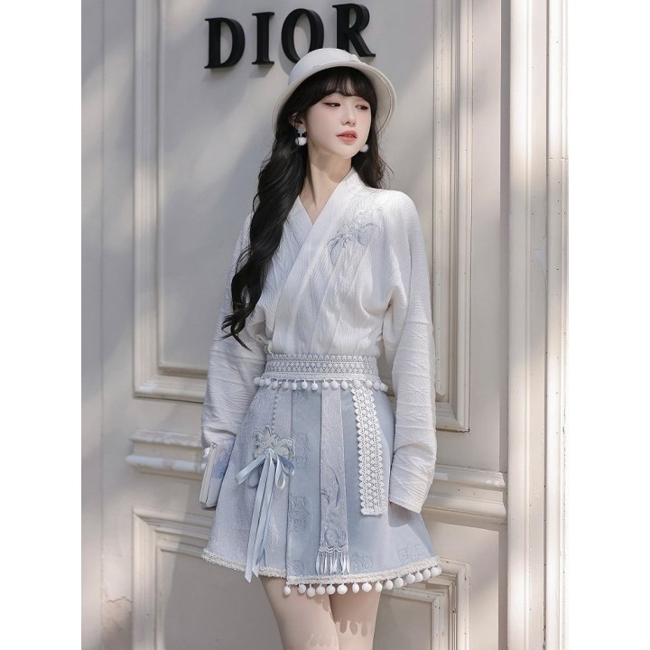 Ensemble d'hiver style chinois : manteau peluche, haut brodé, jupe à pompons et écharpe