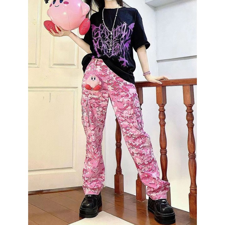 T-shirt noir imprimé lettres gothiques et croix violettes