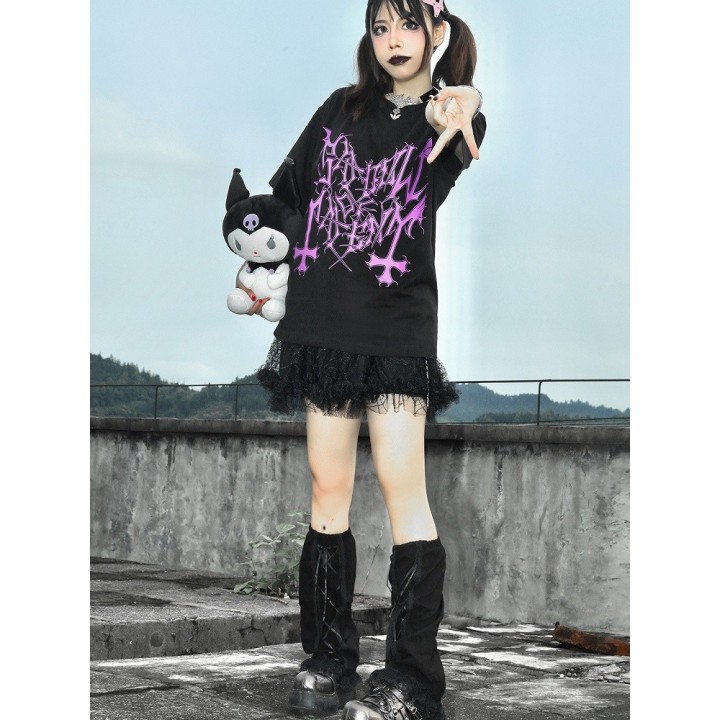 T-shirt noir imprimé lettres gothiques et croix violettes