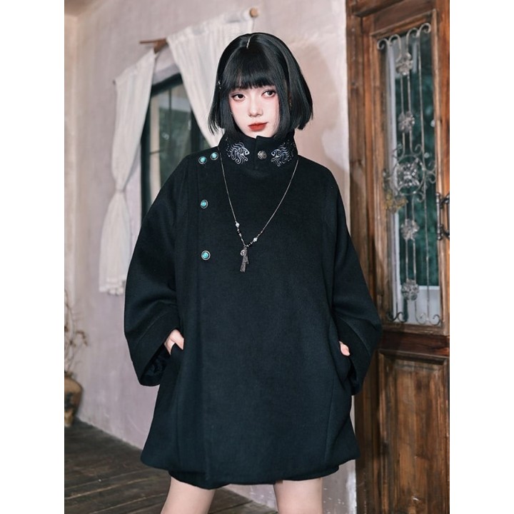 Manteau cape gothique noir brodé de poissons rouges