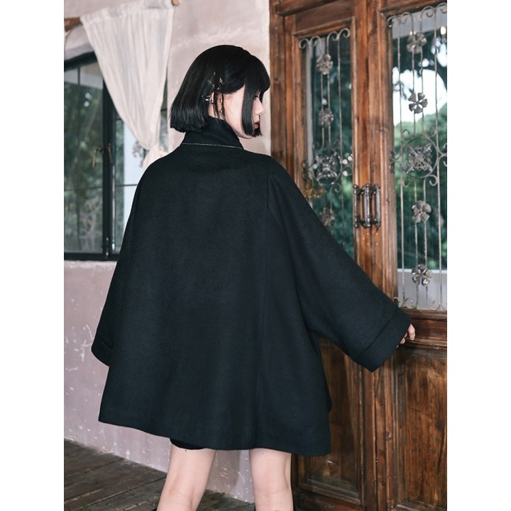 Manteau cape gothique noir brodé de poissons rouges