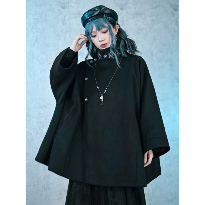 Manteau cape gothique noir brodé de poissons rouges