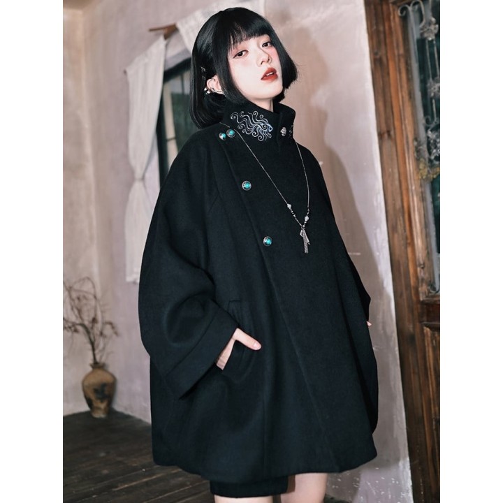 Manteau cape gothique noir brodé de poissons rouges