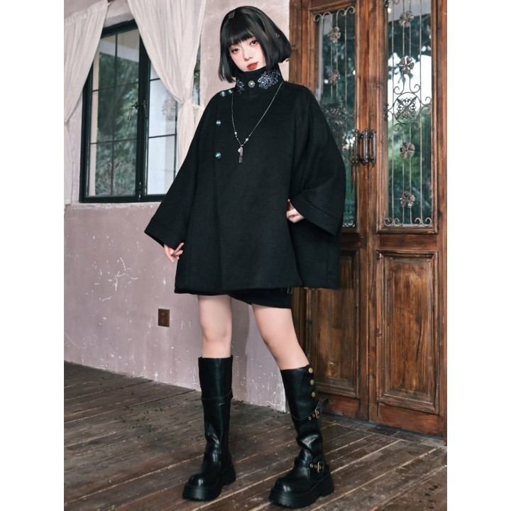 Manteau cape gothique noir brodé de poissons rouges