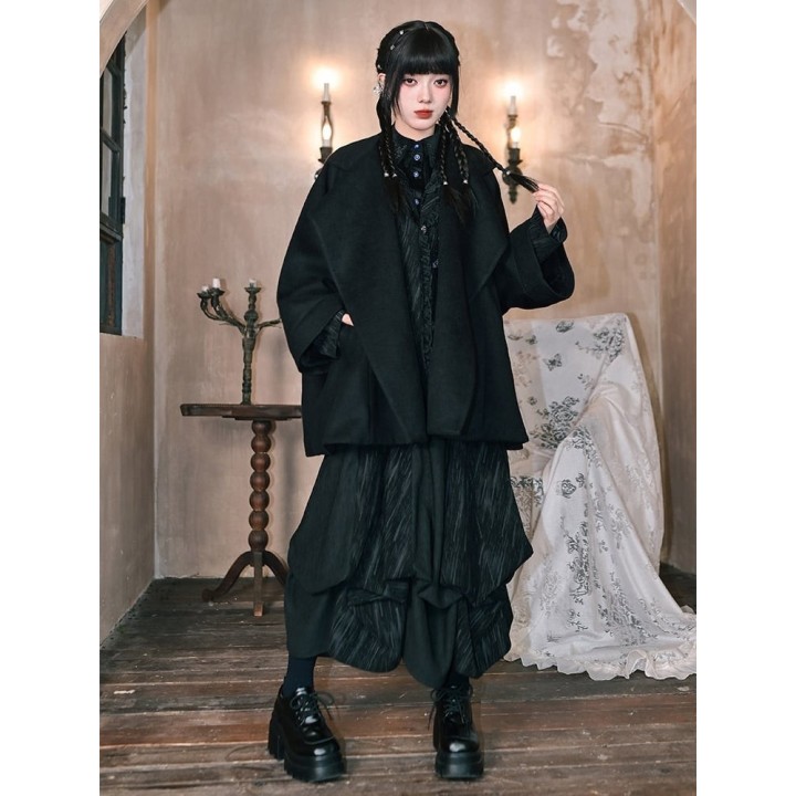 Manteau cape gothique noir brodé de poissons rouges