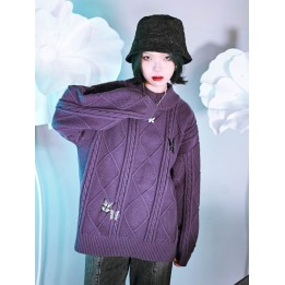 Pull torsadé violet gothique brodé de papillons