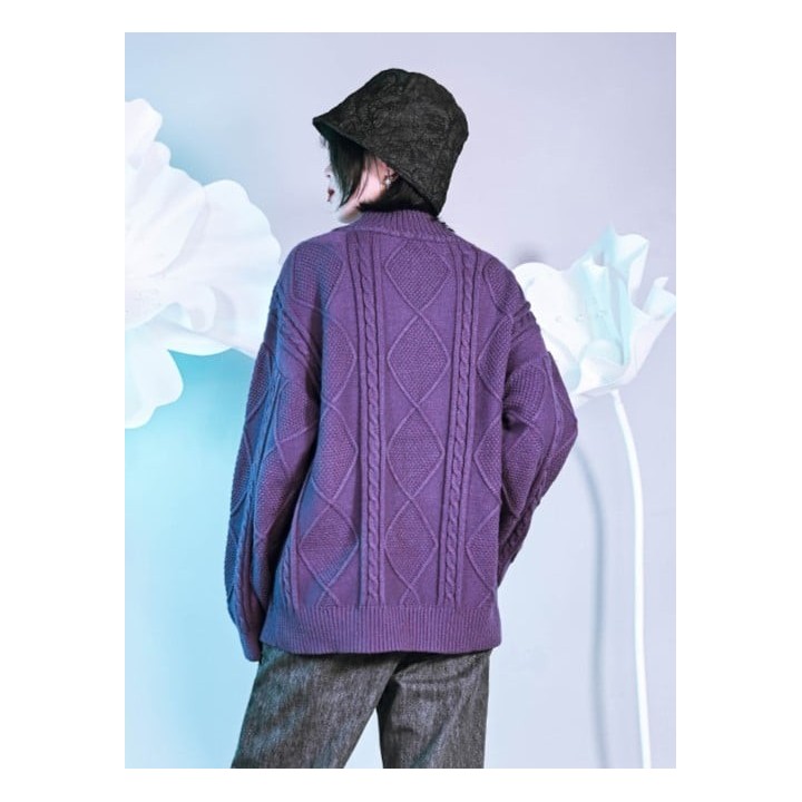 Pull torsadé violet gothique brodé de papillons