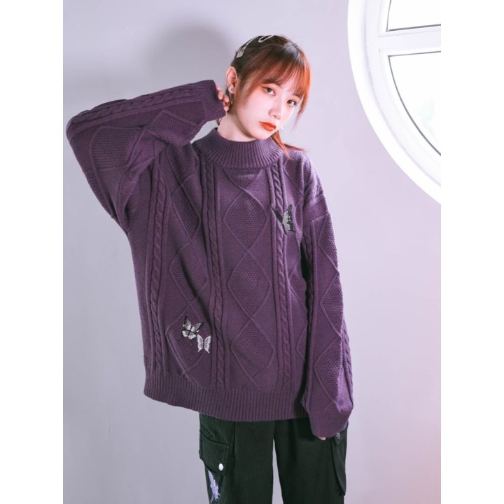 Pull torsadé violet gothique brodé de papillons