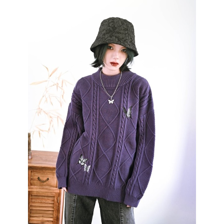 Pull torsadé violet gothique brodé de papillons