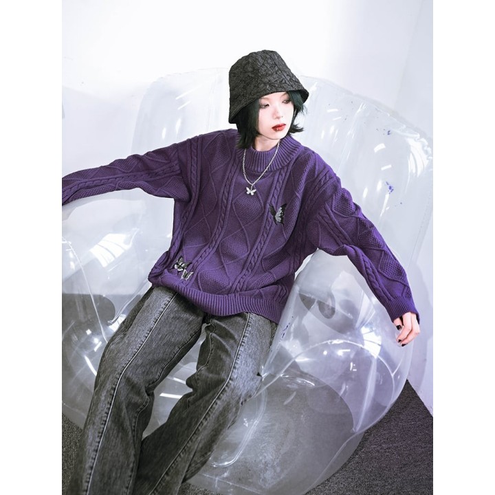 Pull torsadé violet gothique brodé de papillons