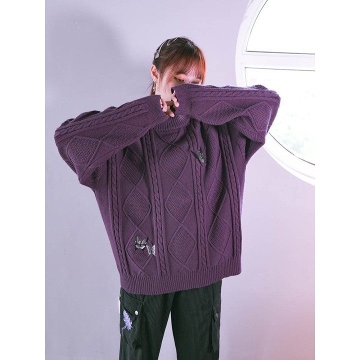 Pull torsadé violet gothique brodé de papillons