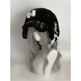 Bonnet oreilles de lapin noir à croix et épingles
