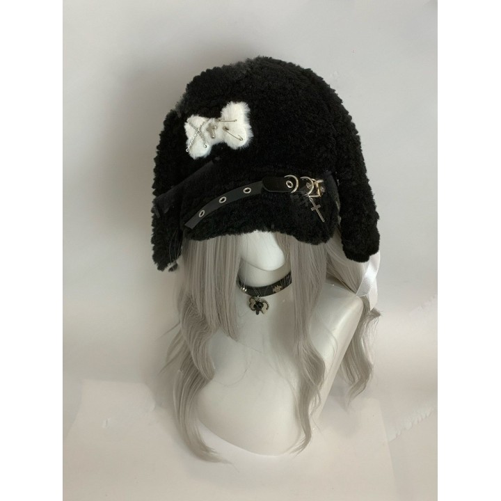 Bonnet oreilles de lapin noir à croix et épingles
