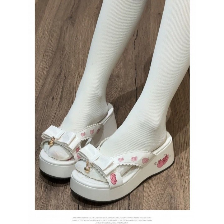 Chaussons fraise à semelle épaisse et nœuds – Blanc