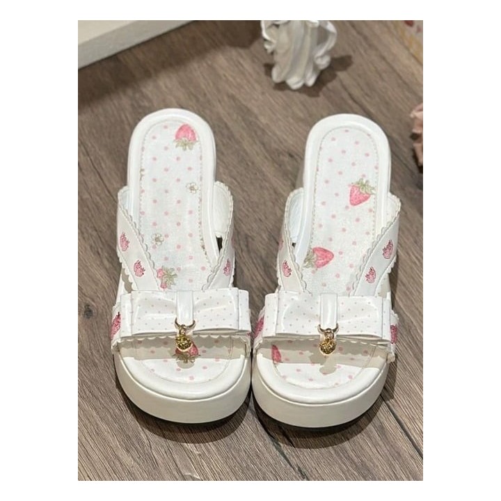 Chaussons fraise à semelle épaisse et nœuds – Blanc