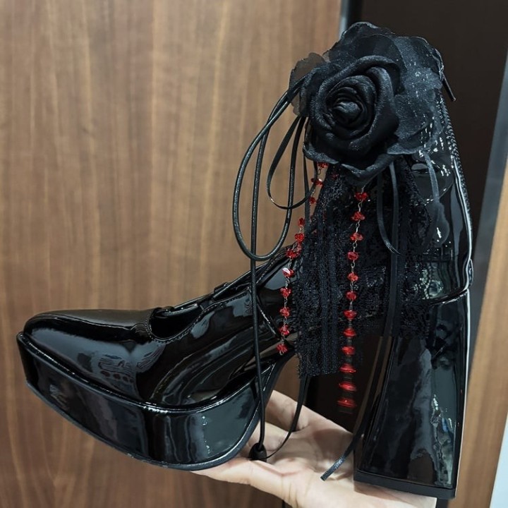 Babies gothiques talon épais à clips fleurs et zip au dos – Noir verni et rouge