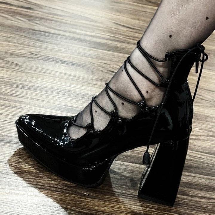 Babies gothiques talon épais à clips fleurs et zip au dos – Noir verni et rouge