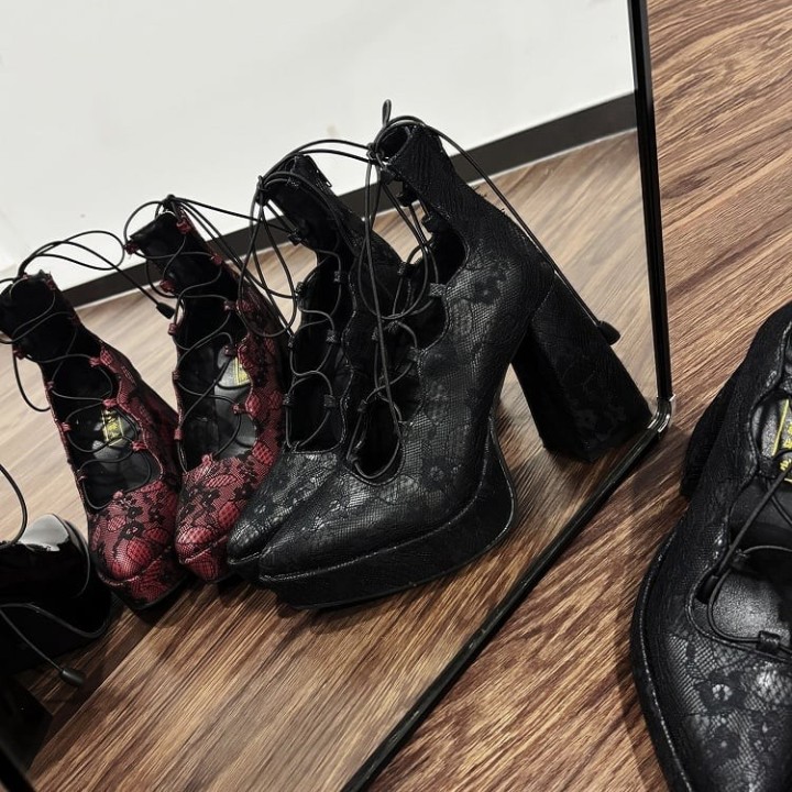 Babies gothiques talon épais à clips fleurs et zip au dos – Noir verni et rouge
