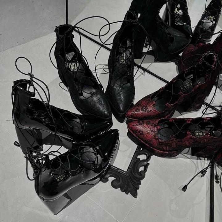 Babies gothiques talon épais à clips fleurs et zip au dos – Noir verni et rouge