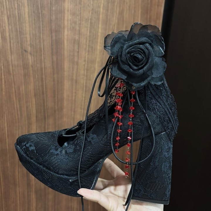 Babies gothiques talon épais à clips fleurs et zip au dos – Noir mat et rouge