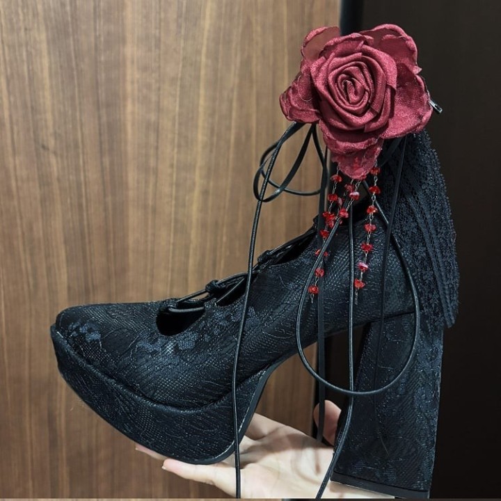 Babies gothiques talon épais à clips fleurs et zip au dos – Noir mat et rouge