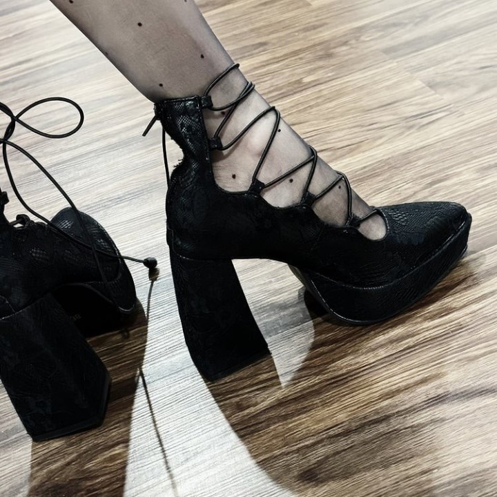 Babies gothiques talon épais à clips fleurs et zip au dos – Noir mat et rouge