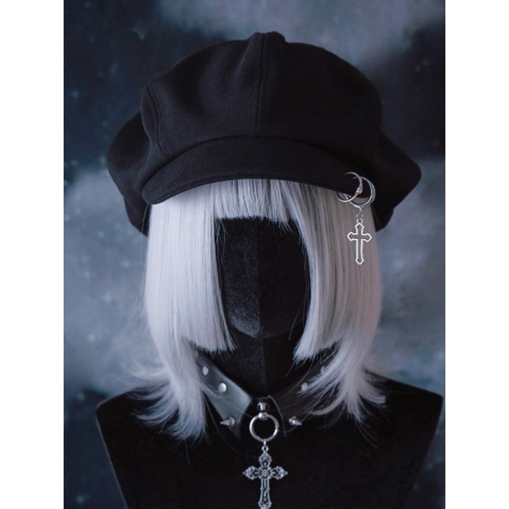 Béret gothique noir à breloque croix