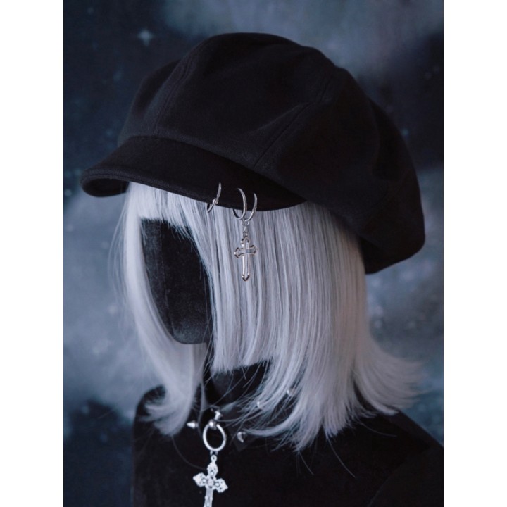 Béret gothique noir à breloque croix