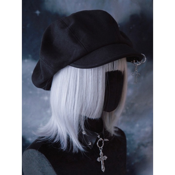 Béret gothique noir à breloque croix