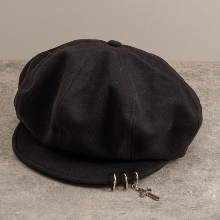 Béret gothique noir à breloque croix