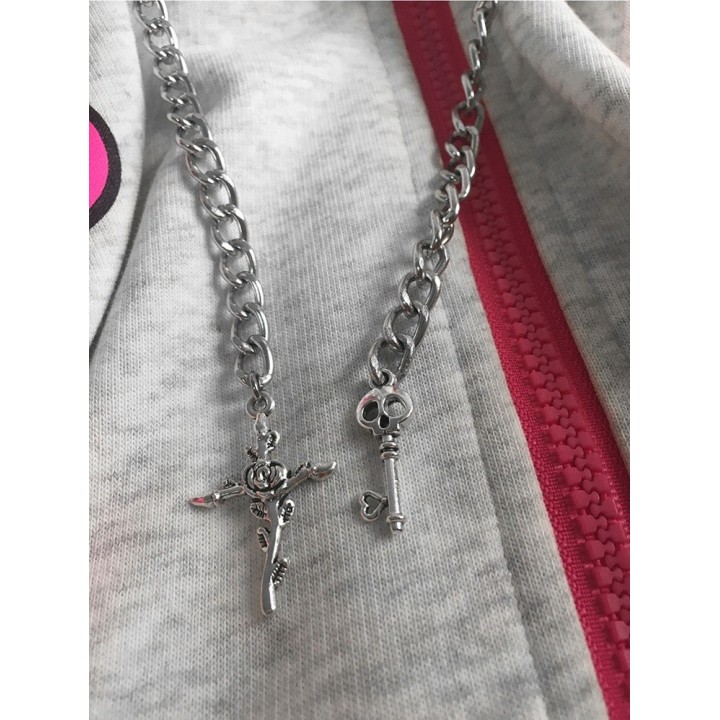 Sweat zippé à capuche rose imprimé lettres et tête de mort