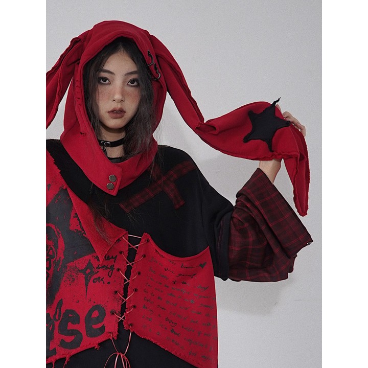 Bonnet punk oreilles de lapin effet troué – noir ou rouge