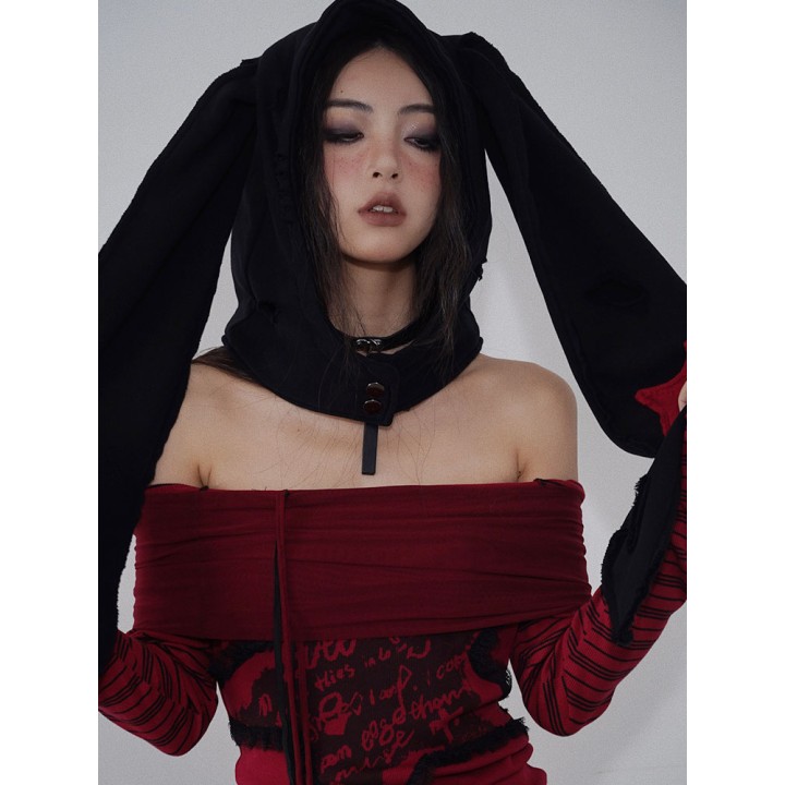 Bonnet punk oreilles de lapin effet troué – noir ou rouge