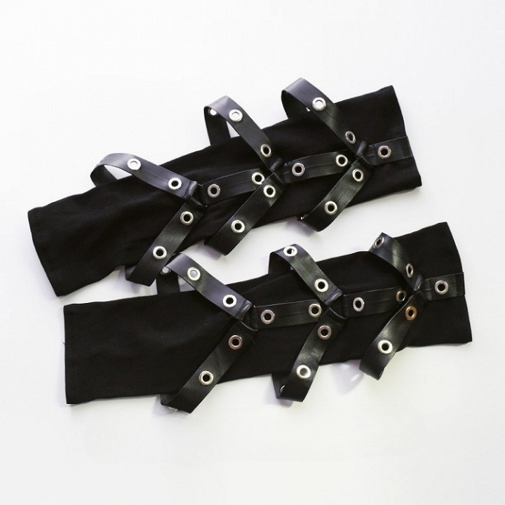 Gants cyberpunk noirs cloutés