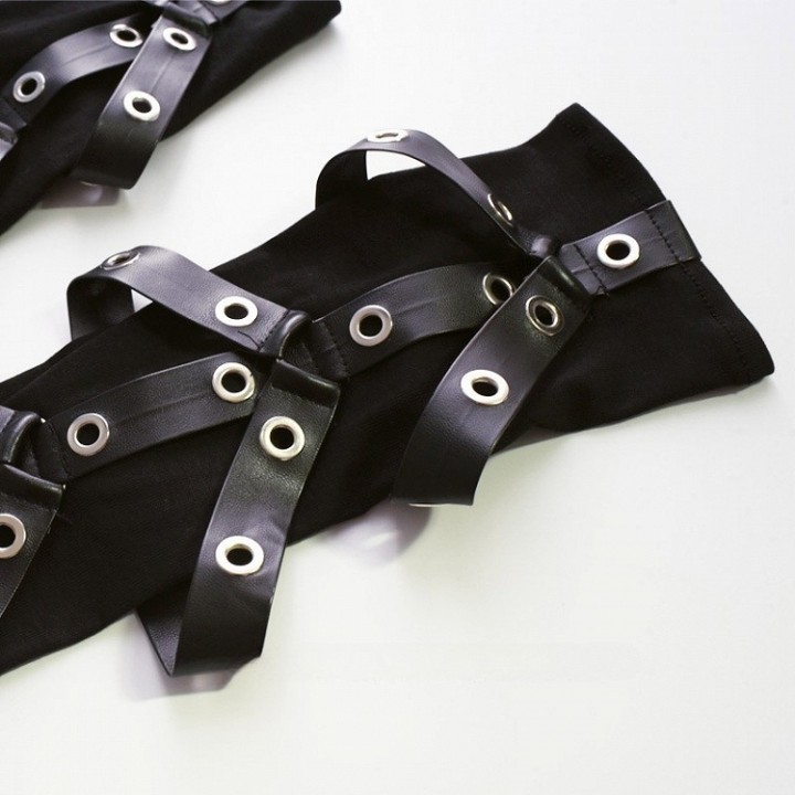 Gants cyberpunk noirs cloutés