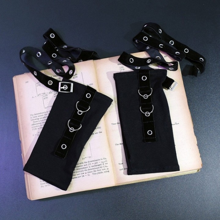 Gants cyberpunk noirs à boucles