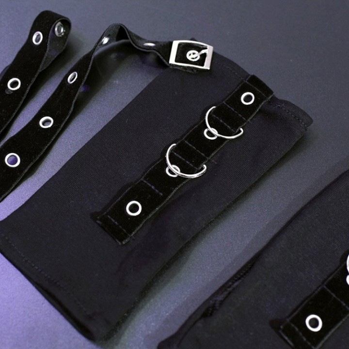Gants cyberpunk noirs à boucles