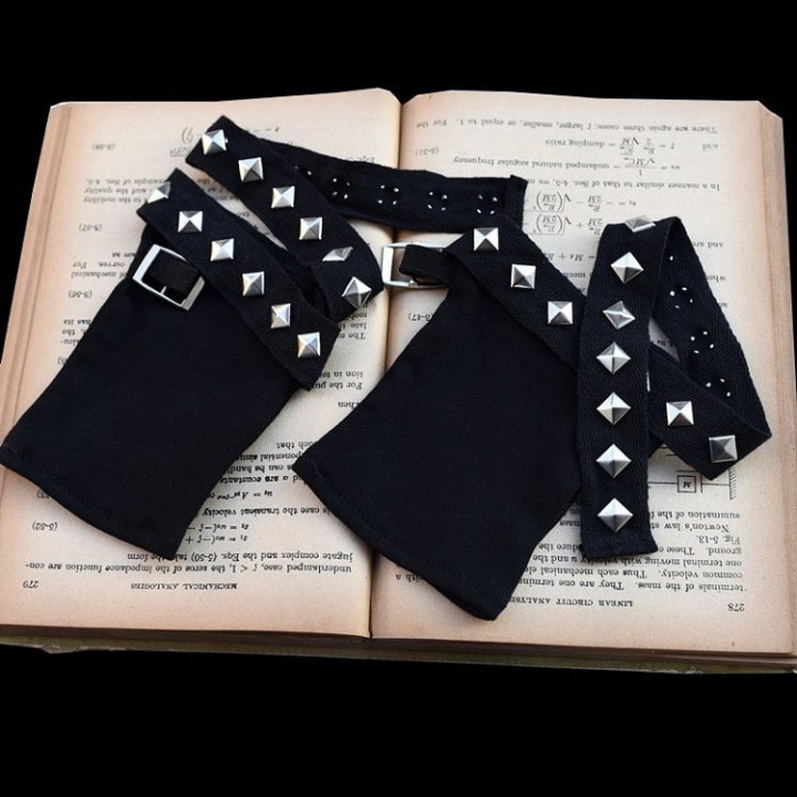 Gants gothiques punk noirs à clous métalliques