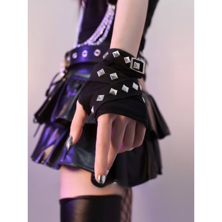 Gants gothiques punk noirs à clous métalliques