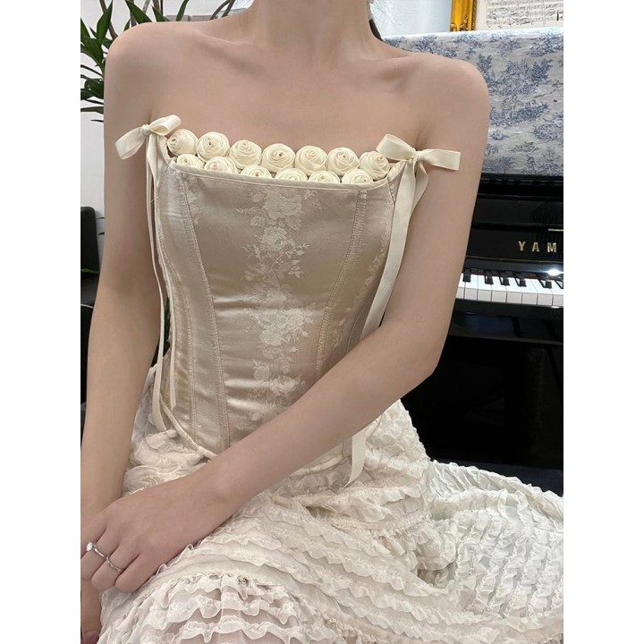 Corset baleiné à roses et nœuds à l'encolure