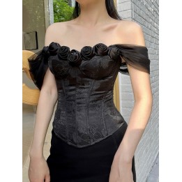 Corset baleiné noir épaules dénudées orné de roses noires
