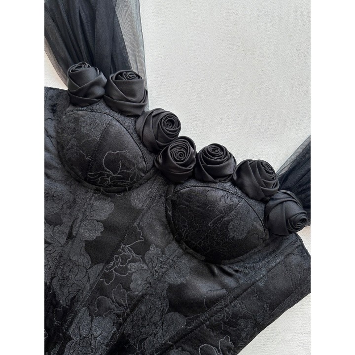 Corset baleiné noir épaules dénudées orné de roses noires