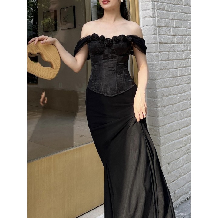 Corset baleiné noir épaules dénudées orné de roses noires