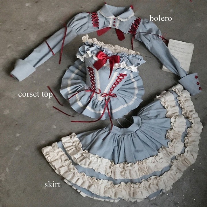 Ensemble corset bleu à laçage, jupe bouffante et boléro
