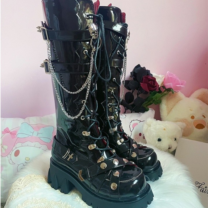 Bottes hautes punk noires à clous et têtes de mort