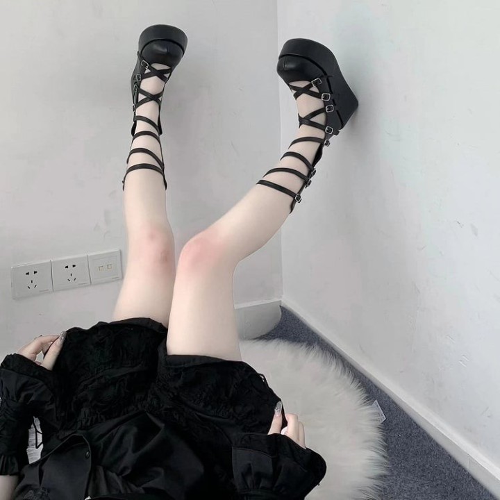 Chaussures plateformes noires à sangles croisées et zip arrière