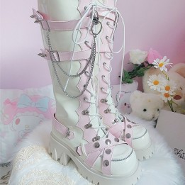 Bottes hautes punk blanches et roses à clous et têtes de mort