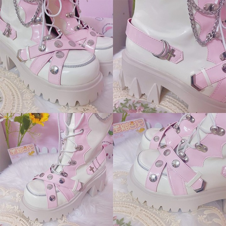 Bottes hautes punk blanches et roses à clous et têtes de mort