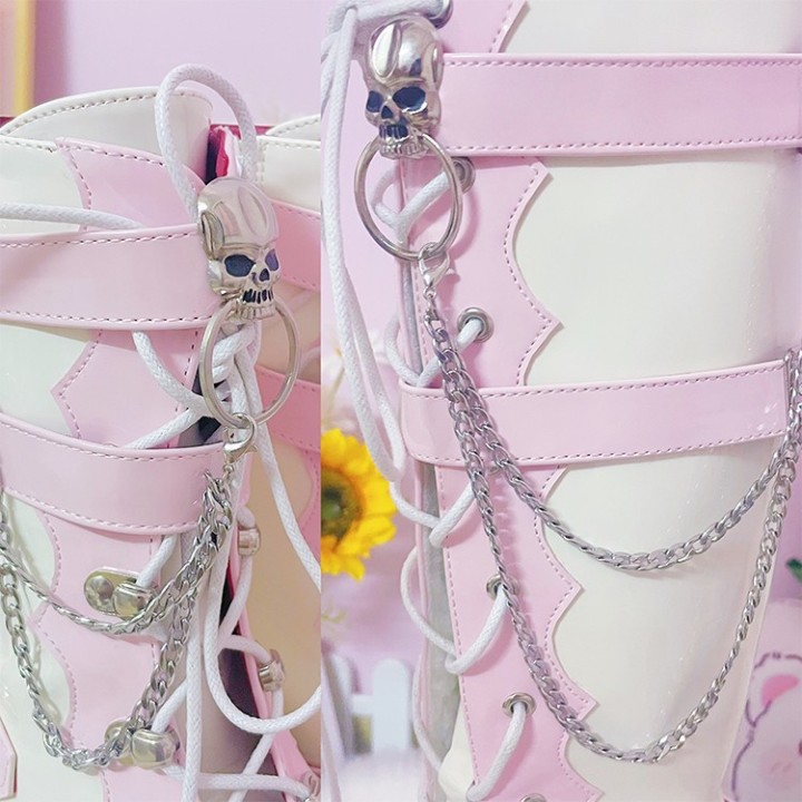 Bottes hautes punk blanches et roses à clous et têtes de mort