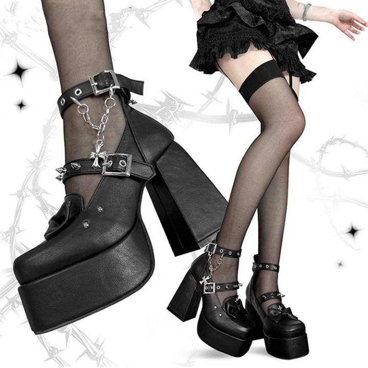 Escarpins plateformes punk goth noir mat à clous pointus